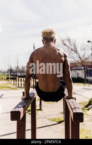 Aktienfoto eines Schwarzen, der in einem Park Kalisthenik macht. Stockfoto