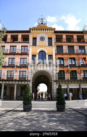 Toledo, Spanien - 6. Oktober 2022: Der Hauptplatz der Altstadt von Toledo, genannt Plaza de Zocodover Stockfoto