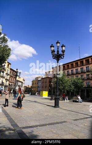 Toledo, Spanien - 6. Oktober 2022: Der Hauptplatz der Altstadt von Toledo, genannt Plaza de Zocodover Stockfoto