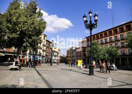 Toledo, Spanien - 6. Oktober 2022: Der Hauptplatz der Altstadt von Toledo, genannt Plaza de Zocodover Stockfoto