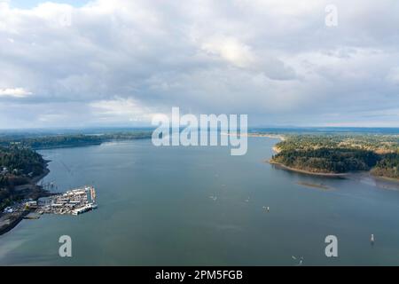 Blick aus der Vogelperspektive auf Budd Inlet am Puget Sound in Olympia, WA Stockfoto