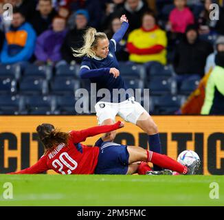 Glasgow, Großbritannien. 11. April 2023. Glasgow, Schottland, April 11. 2023: Fabiola Villalobos (20 Costa Rica) tritt Claire Emslie (18 Schottland) beim International Friendly Football Match zwischen Schottland und Costa Rica im Hampden Park in Glasgow, Schottland, an. (James Whitehead/SPP) Kredit: SPP Sport Press Photo. Alamy Live News Stockfoto