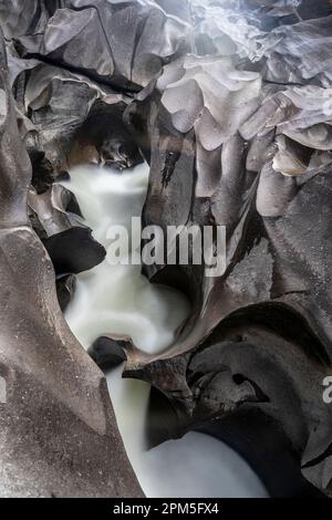 Ein Fluss, der durch glatte Felsformationen in Brasilien fließt Stockfoto