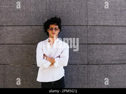 Aktienfoto eines Geschäftsmanns mit Sonnenbrille Stockfoto