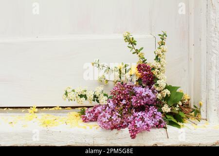 Blumenbündel auf dem Türweg Stockfoto