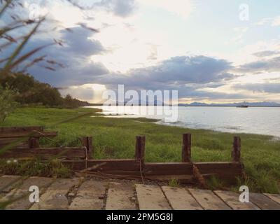Die Sonne scheint durch die Wolken über dem Fluss in Alaska Stockfoto