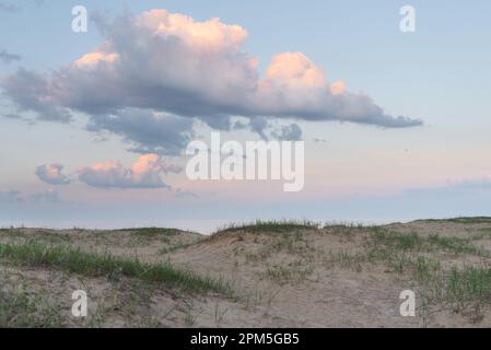 Sonnenuntergang über dem Lake Michigan in Kenosha, WI Sand Beach Overlook Stockfoto