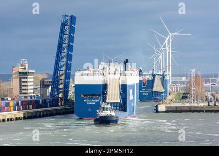 Schiffe, die in den Hafen von Zeebrugge, Brügge, Provinz Westflandern, Königreich Belgien einlaufen. Stockfoto