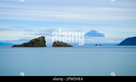 Langzeit-Aufnahmen von Seestapeln im Wasser und dem Fuji Stockfoto