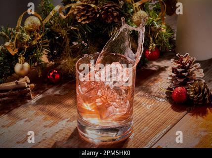 Weihnachtsgetränk mit festlicher Dekoration im Hintergrund. Stockfoto