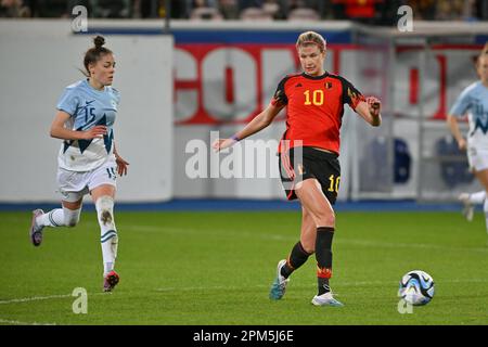 Leuven, Belgien. 11. April 2023. Die slowenische Sara Makovec und die belgische Justine Vanhaevermaet wurden in einem freundlichen Fußballspiel zwischen der belgischen Nationalmannschaft „Red Flames“ und Slowenien am Dienstag, den 11. April 2023 in Leuven in Aktion gezeigt. BELGA FOTO DAVID CATRY Kredit: Belga News Agency/Alamy Live News Stockfoto