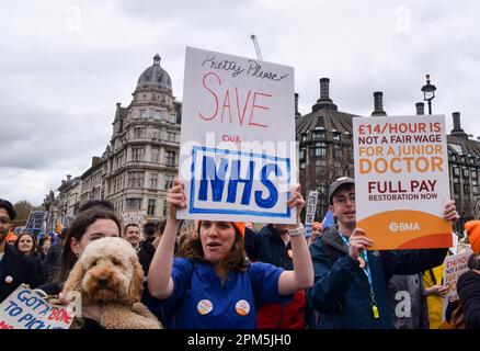 London, England, Großbritannien. 11. April 2023. Demonstranten passieren den Parlamentsplatz. Tausende von jungen Ärzten marschierten vom Trafalgar Square zum Gesundheitsministerium, als sie ihren viertägigen Streik begannen, der eine vollständige Lohnsanierung verlangte. (Kreditbild: © Vuk Valcic/ZUMA Press Wire) NUR REDAKTIONELLE VERWENDUNG! Nicht für den kommerziellen GEBRAUCH! Stockfoto