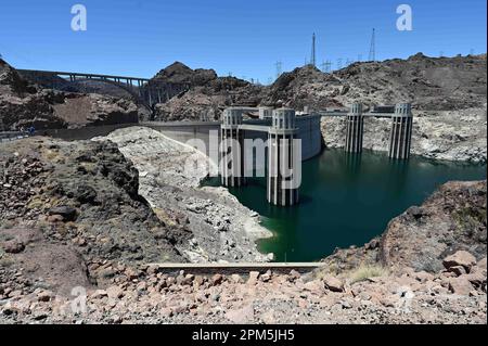 11. April 2023: Die Bundesregierung schlägt Optionen vor, wie sie den Wasserverbrauch entlang des Colorado River drastisch reduzieren könnte. Die Bundesbehörden schlagen Kürzungen im Südwesten vor, entweder indem sie dem System der Wasserrechte folgen oder einen allgemeinen Prozentsatz verwenden. DATEIFOTO AUFGENOMMEN AM: 11. Juni 2021, Lake Mead, Arizona, USA, Hoover Dam ist an der Grenze zwischen Arizona und Nevada zu sehen. Der 1936 fertiggestellte Hoover-Staudamm ist Lake Mead, das größte Reservoir der Vereinigten Staaten nach Volumen. Fast der gesamte Südwesten der Vereinigten Staaten ist in verschiedenen Dürrestadien gefangen, was zu führt Stockfoto