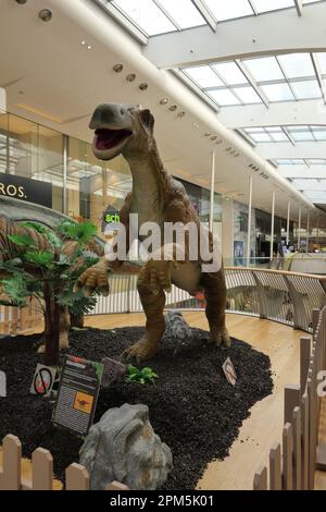 Große animierte Roboter-Model-Dinosaurier im Derbion-Zentrum während der Osterschulferien im April 2023 Stockfoto