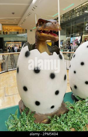 Große animierte Roboter-Model-Dinosaurier im Derbion-Zentrum während der Osterschulferien im April 2023 Stockfoto