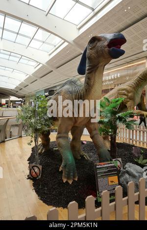 Große animierte Roboter-Model-Dinosaurier im Derbion-Zentrum während der Osterschulferien im April 2023 Stockfoto