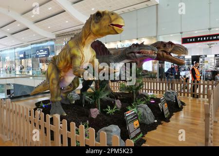 Große animierte Roboter-Model-Dinosaurier im Derbion-Zentrum während der Osterschulferien im April 2023 Stockfoto