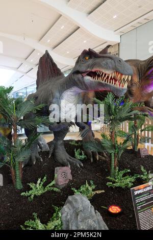 Große animierte Roboter-Model-Dinosaurier im Derbion-Zentrum während der Osterschulferien im April 2023 Stockfoto