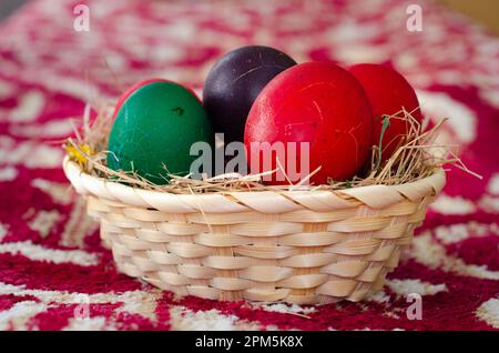 Ostereier in roter Farbe auf Frühlingshintergrund. Frohe Ostern. Stockfoto