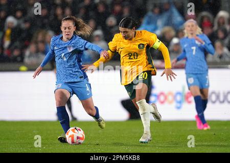 Australiens Sam Kerr (rechts) und Englands Keira Walsh kämpfen um den Ball während der Alzheimer's Society International im GTECH Community Stadium in Brentford. Foto: Dienstag, 11. April 2023. Stockfoto