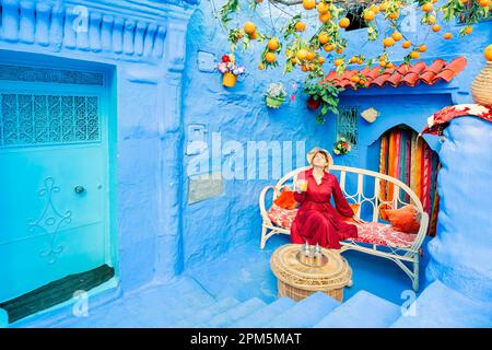 Orangensaft-Gastfreundschaft in Chefchaouen. Es ist eine Stadt im Nordwesten Marokkos. Es ist die wichtigste Stadt der gleichnamigen Provinz und bekannt für ihre Stockfoto