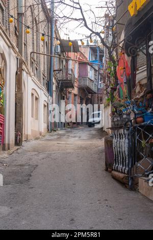Tiflis, Georgia - 22. Januar 2023: Enge Straßen mit Balkonen der Altstadt von Tiflis. Reisen Stockfoto