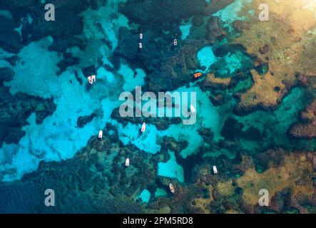 Draufsicht auf Boote und Yacths im transparenten azurblauen Wasser Stockfoto
