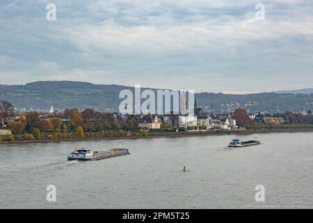 Zwei Frachtschiffe auf dem Rhein mit Schloss und Kirche Neuwied Engers im Hintergrund Stockfoto