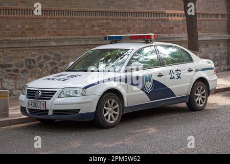 Peking, China - August 07 2018: Polizeiauto parkt in einer Straße der Hauptstadt. Stockfoto