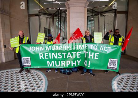 London, Großbritannien. 11. April 2023. Unite Union-Mitglieder in London protestierten heute gegen vier Unite-Mitglieder, die für das Bauunternehmen Murphy International in Limerick, Irland, arbeiteten. Die vier Mitarbeiter, die angeblich ein Treffen über Gesundheits- und Sicherheitsfragen abgehalten haben, wurden anschließend von ihrem Arbeitgeber Murphy International entlassen. Die vier entlassenen Arbeiter hatten 50 Jahre kombinierte Dienstzeit, und einer der entlassenen Mitarbeiter war ein Unite Shop Steward. Die Wiederaufnahme des Murphy-4-Protests heute war außerhalb des Hauptquartiers von National Grid in London. Die Demonstranten wollten National Grid für uns Stockfoto