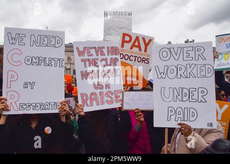 London, Großbritannien. 11. April 2023. Die Demonstranten halten während der Demonstration Plakate, auf denen die Wiedergutmachung der Bezahlung gefordert wird. Tausende von Ärzten in der Ausbildung inszenierten einen Protest auf dem Trafalgar Square, als sie ihren viertägigen Streik begannen, der die Wiederherstellung des vollen Gehalts verlangte. (Foto: Vuk Valcic/SOPA Images/Sipa USA) Guthaben: SIPA USA/Alamy Live News Stockfoto