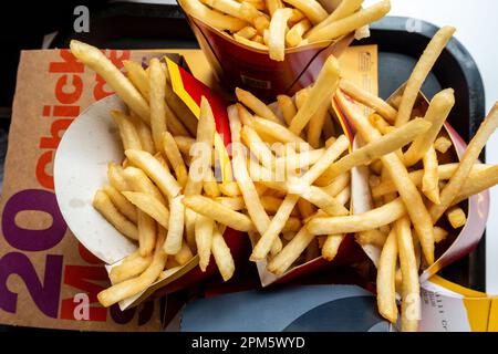 Ich schaue auf McDonalds Pommes und Chicken Nuggets auf einem Tablett Stockfoto