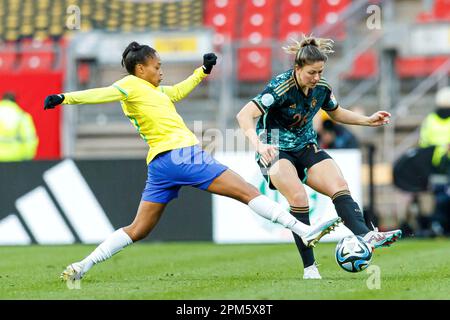 Nürnberg, Deutschland. 11. April 2023. firo : 04/11/2023, Fußball, Freundschaftsspiel DFB Frauennationalmannschaft Deutschland - Brasilien Antonia (Brasilien) in Duellen mit Sjoeke Nusken (Deutschland) Guthaben: dpa/Alamy Live News Stockfoto