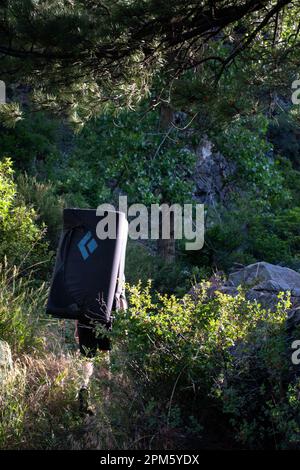 Klettertour zum Fuß der Boulderroute Colorado Stockfoto