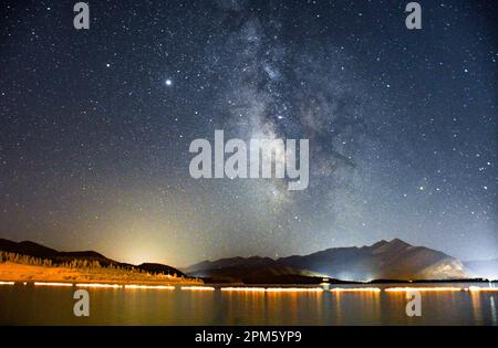 Sternenlichter, die über felsigen Bergen ragten Stockfoto