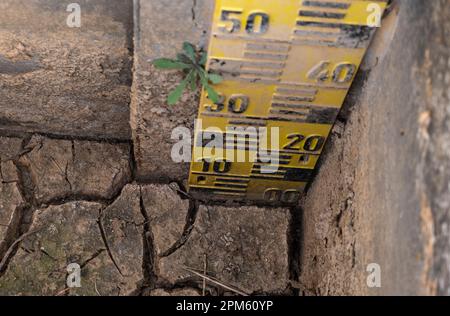 11. April 2023, Gironés, Katalonien, Spanien: Ein Wassermengenmesser ist in einem trockenen Bewässerungskanal zu sehen. Katalonien befindet sich nach 32 Monaten Dürre aufgrund von Regenmangel in einem Ausnahmezustand. Die katalanische Regierung ergreift besondere Maßnahmen, um größere Beschränkungen für Trinkwasser zu vermeiden. (Credit Image: © Paco Freire/SOPA Images via ZUMA Press Wire) NUR ZUR REDAKTIONELLEN VERWENDUNG! Nicht für den kommerziellen GEBRAUCH! Stockfoto