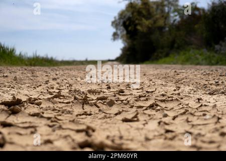 11. April 2023, Gironés, Katalonien, Spanien: Trockenes und zerrissenes Land ist auf einer Landstraße zu sehen. Katalonien befindet sich nach 32 Monaten Dürre aufgrund von Regenmangel in einem Ausnahmezustand. Die katalanische Regierung ergreift besondere Maßnahmen, um größere Beschränkungen für Trinkwasser zu vermeiden. (Credit Image: © Paco Freire/SOPA Images via ZUMA Press Wire) NUR ZUR REDAKTIONELLEN VERWENDUNG! Nicht für den kommerziellen GEBRAUCH! Stockfoto