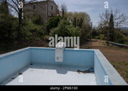 11. April 2023, Gironés, Katalonien, Spanien: Ein ländliches Becken wird ohne Wasser gesehen. Katalonien befindet sich nach 32 Monaten Dürre aufgrund von Regenmangel in einem Ausnahmezustand. Die katalanische Regierung ergreift besondere Maßnahmen, um größere Beschränkungen für Trinkwasser zu vermeiden. (Credit Image: © Paco Freire/SOPA Images via ZUMA Press Wire) NUR ZUR REDAKTIONELLEN VERWENDUNG! Nicht für den kommerziellen GEBRAUCH! Stockfoto