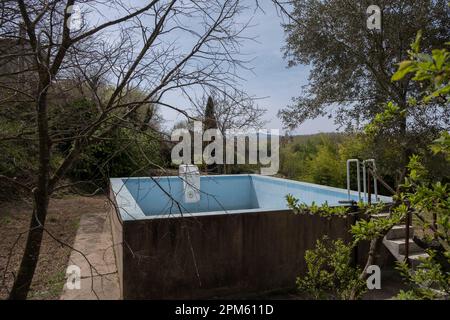 11. April 2023, Gironés, Katalonien, Spanien: Ein ländliches Becken wird ohne Wasser gesehen. Katalonien befindet sich nach 32 Monaten Dürre aufgrund von Regenmangel in einem Ausnahmezustand. Die katalanische Regierung ergreift besondere Maßnahmen, um größere Beschränkungen für Trinkwasser zu vermeiden. (Credit Image: © Paco Freire/SOPA Images via ZUMA Press Wire) NUR ZUR REDAKTIONELLEN VERWENDUNG! Nicht für den kommerziellen GEBRAUCH! Stockfoto