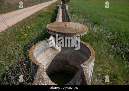 11. April 2023, Gironés, Katalonien, Spanien: Ein alter Bewässerungskanal ist ohne Wasser zu sehen. Katalonien befindet sich nach 32 Monaten Dürre aufgrund von Regenmangel in einem Ausnahmezustand. Die katalanische Regierung ergreift besondere Maßnahmen, um größere Beschränkungen für Trinkwasser zu vermeiden. (Credit Image: © Paco Freire/SOPA Images via ZUMA Press Wire) NUR ZUR REDAKTIONELLEN VERWENDUNG! Nicht für den kommerziellen GEBRAUCH! Stockfoto