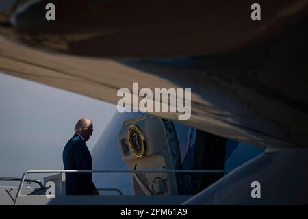 US-Präsident Joe Biden geht am Dienstag, den 11. April, an Bord der Air Force One auf der Joint Base Andrews, Maryland, USA. 2023. Biden reist nach Belfast, Nordirland, wo er 25 Jahre seit der Unterzeichnung des Karfreitagsabkommens feiern wird. Kredit: Al Drago/Pool via CNP/MediaPunch Stockfoto