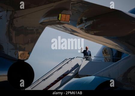 US-Präsident Joe Biden geht am Dienstag, den 11. April, an Bord der Air Force One auf der Joint Base Andrews, Maryland, USA. 2023. Biden reist nach Belfast, Nordirland, wo er 25 Jahre seit der Unterzeichnung des Karfreitagsabkommens feiern wird. Kredit: Al Drago/Pool via CNP/MediaPunch Stockfoto