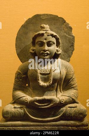 Maitreya im Sitzen, indische Skulptur aus Grauschist, Buddha-Zahnrelikatempel und Museum, Chinatown, Singapur Stockfoto