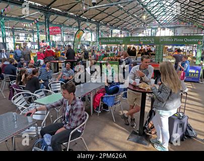 Gastronomie, Café und Essbereich in St. George's Market, East Bridge St, Belfast, Antrim, Nordirland, UK, BT1 3NQ Stockfoto