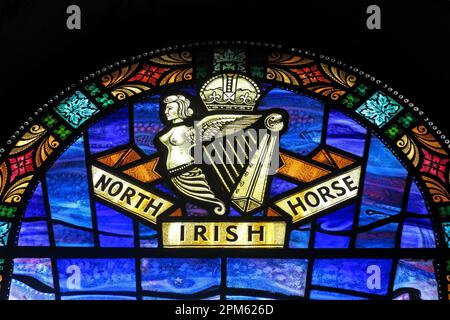 North Irish Horse Regiment, Buntglasfenster, im Foyer des Rathauses von Belfast, Donegall Square North, Belfast, Antrim, Nordirland, UK, BT1 5GS Stockfoto