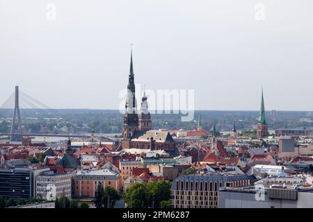 Riga, Lettland - Juni 13 2019: St. Die Peter-Kirche (Lettisch: Svētā Pētera Evaņģēliski luteriskā baznīca) ist eine lutherische Kirche, die dem Heiligen Pete gewidmet ist Stockfoto