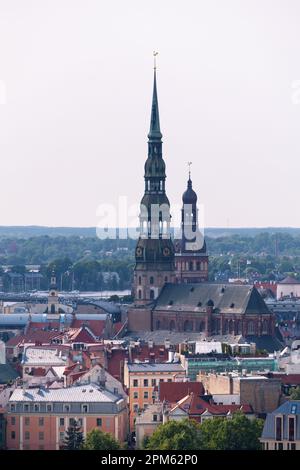 Riga, Lettland - Juni 13 2019: St. Die Peter-Kirche (Lettisch: Svētā Pētera Evaņģēliski luteriskā baznīca) ist eine lutherische Kirche, die dem Heiligen Pete gewidmet ist Stockfoto