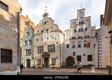 Riga, Lettland - Juni 13 2019: The Three Brothers (Lettisch: Trīs brāļi) ist ein Gebäudekomplex, der aus drei Häusern in der Altstadt besteht. Die Häuser tog Stockfoto