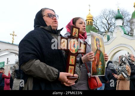 Gläubige der ukrainisch-orthodoxen Kirche, die der Aufrechterhaltung von Verbindungen zu Moskau beschuldigt wird, knien während der Gebete vor dem historischen Kloster Kiew-Pechersk Lavra, um den Eintritt der kommission des Kulturministeriums zu verhindern, die mit der Übertragung der Lavra an den Staat und der Räumung ihrer Mönche beginnen sollte. Kredit: SOPA Images Limited/Alamy Live News Stockfoto