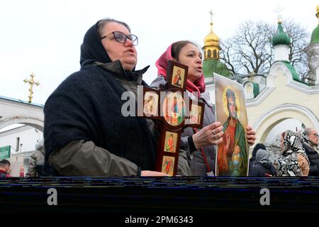 Gläubige der ukrainisch-orthodoxen Kirche, die der Aufrechterhaltung von Verbindungen zu Moskau beschuldigt wird, knien während der Gebete vor dem historischen Kloster Kiew-Pechersk Lavra, um den Eintritt der kommission des Kulturministeriums zu verhindern, die mit der Übertragung der Lavra an den Staat und der Räumung ihrer Mönche beginnen sollte. Kredit: SOPA Images Limited/Alamy Live News Stockfoto